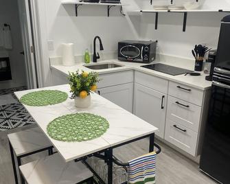 Beautiful Backhouse located near by freeway, stores and SLCC - Taylorsville - Kitchen