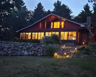 Redwood Retreat by the Lake - Oscoda - Budova