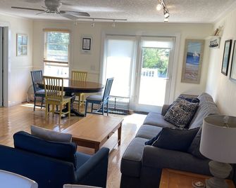 Beautiful Duplex Cottage With Ocean Views Of Private Beach - - Dennis - Stue