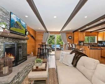 Walk 2 Village, Relax On Deck, Cool With - Lake Arrowhead - Obývací pokoj