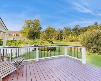 Outdoor enthusiast's dream with designer interior & Mt. Equinox views - Arlington - Balkon