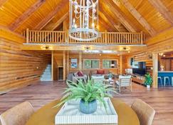 Large Elegant Reunion Cabin by Zions, Bryce Canyon and Brianhead Ski Resort - Panguitch - Living room