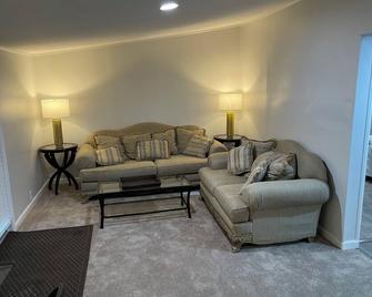 3-bedroom mobile home in fabulous Yemassee with WiFi, AC. - Yemassee - Sala de estar