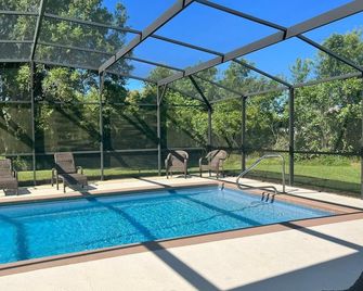 Beautiful holiday home with private swimming pool suitable for 6 people - Lake Wales - Piscina