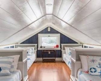 Child & Pet friendly: Catherine’s Charming Cottage - Long Beach