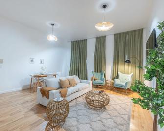 Sage Stay by the Train, We Pay Half Your Parking, Sleeps 10 and Central to Tons of Eating Spots and Nightlife - Hoboken - Living room