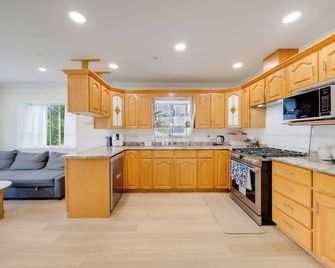 Spacious Cozy Private House, Sleeps 12, near Downtown & Airport - Vancouver - Cuisine