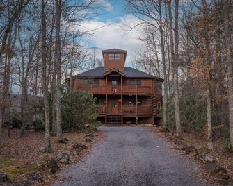 3bd/4ba on Acre/Indoor Heated Pool/ Theater/Hot Tub/Billiards/Wifi/FirePit/Hike - Cosby - Building