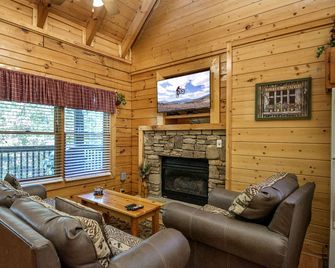 Rustic-Chic Cabin for Four - Ultimate Tennessee Glamping Escape in Pigeon Forge - Pigeon Forge - Sala de estar