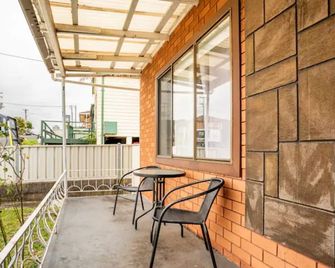 Wollongong station holiday house with Wi-Fi,75 Inch TV, Netflix,Parking,Beach - Wollongong - Balcony