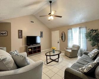 3/2 near Casino, Plants, Restaurant & Lake Charles - Sulphur - Living room