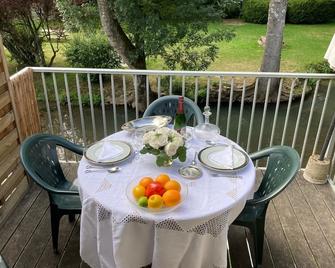 charming renovated cottage overlooking park and river - Valencisse - Balcón