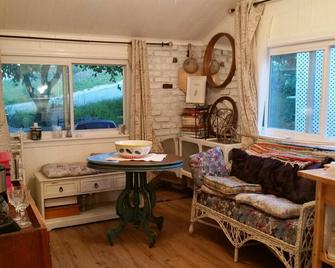 Teeny Tiny Sweet Cottage by the Bay - Buzzards Bay - Living room