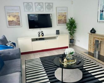 Bungalow - Sleeps 6 - Garden - Wheelchair Access - Leicester - Living room