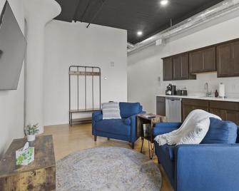 Picturesque City Loft - Rochester - Living room