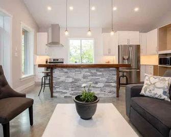 “Between Two Lakes”. New 2 Bedroom Entire Home! (Sleeps 6). - Nanaimo - Wohnzimmer