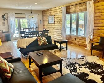 Scenic Valley Lodge - Lansing - Sala de estar