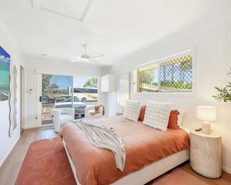 Urban Getaway Bargara Central - Bargara - Bedroom