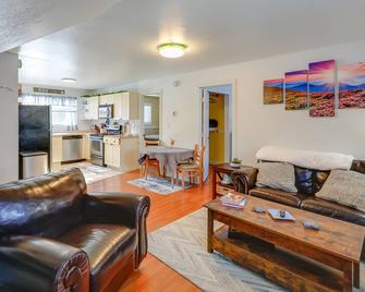 2 Mi to Dtwn Cozy Getaway in Fairbanks! - Fairbanks - Sala de estar