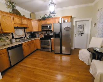 Bluegrass Bungalow 2 bedrooms with large porch - Owensboro - Kitchen