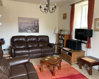 Beautiful, quiet, Burgundy village location close to local amenities. - Moulins-Engilbert - Sala de estar