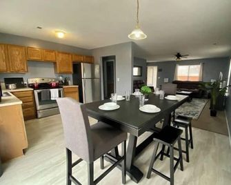 Nice 3 BDR 2 Bth house+Fenced backyard - Wichita - Dining room