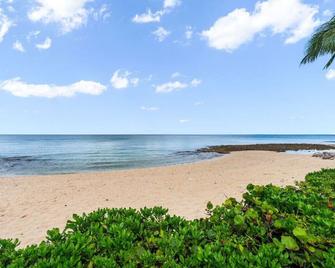 7 Mile Beach, 2BR Ground Floor Oceanfront Condo with Pool and large Patio, Sleeps 6 - George Town - Beach