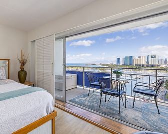 1341- Ilikai Collection 7- Gorgeous Sunset and Beachfront Condo - Honolulu