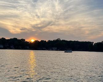 Pine Cove Cottage: Four bedroom home on Pine Lake - Plainwell - Vista del exterior