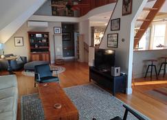 Custom Home in Cornwall - 5 Minutes to Middlebury College - Middlebury - Living room