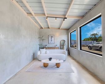 Aguadilla Surf Lodge - Aguadilla - Living room