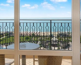 Dit Majestic Beach Resort - סאני ביץ' - מרפסת