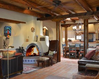 Casa De La Valle Luna Luxurious And Amazing Patio With Hot Tub And Fireplace - Arroyo Seco - Living room