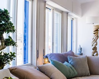 Sandhi House - Yoga & Wellness - Ericeira - Obývací pokoj