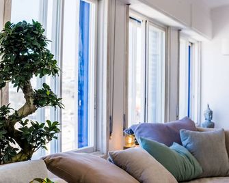 Sandhi House - Yoga & Wellness - Ericeira - Living room