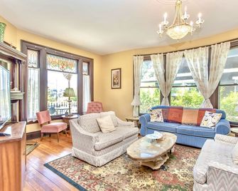 Redwood Bed and Breakfast - ניאגרה פולס - סלון
