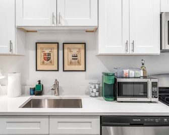 The Drapes of Wrath • Vintage Flat in Ravenswood - Chicago - Kitchen