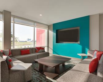 avid Hotel Ocala Downtown, an IHG Hotel - Окала - Вітальня