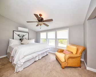 Watch Deer from a Farm Cottage - Bel Air - Bedroom