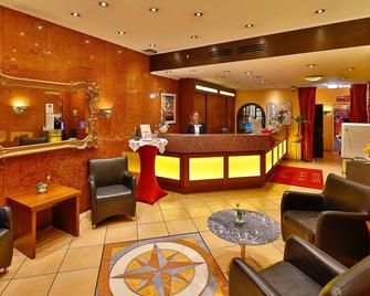 Hotel Wallis - Munich - Front desk