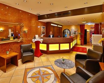 Hotel Wallis by Ans - מינכן - דלפק קבלה