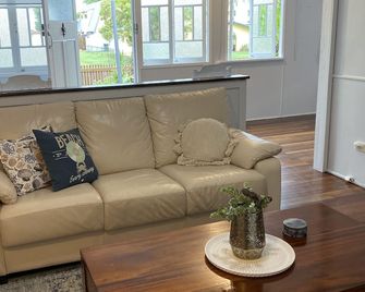 Urangan Pier Family House - Pet and Child Friendly - Urangan - Obývací pokoj
