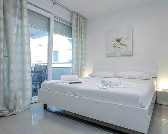 Beautiful Apartments with Terrace and Jacuzzi for 18 - Novalja - Dormitor