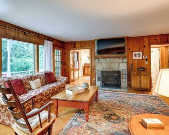 Highlands Vacation Rental - Walk to Mirror Lake! - Highlands - Wohnzimmer
