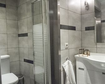 Ostra Menalon Luxury Suites - Kapsas - Baño