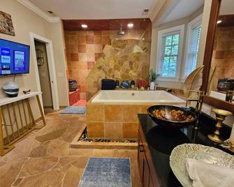 Heated Pool l Indoor Jacuzzi Tubs I Arcade l Outdoor Hot Tub - Winston-Salem