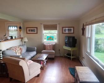 Direct waterfront home - Port Clyde - Living room