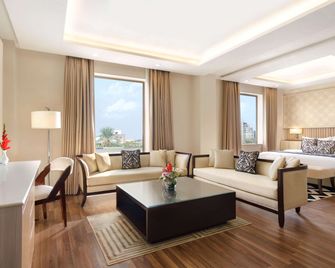 رامادا باي ويندام لاهور جولبيرج ت2I - لاهور - غرفة معيشة