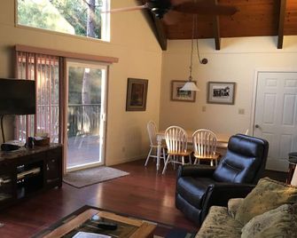 Cabin In The Pines - 35 miles to Yosemite main gate - Groveland - Living room