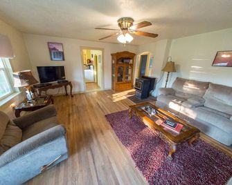 Historical 1930 Country Charmer, Peaceful Property, 9 miles to Bryce Canyon - Tropic - Wohnzimmer
